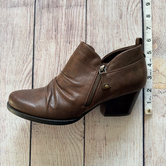 BareTraps Roper Zip Up Round Almond Toe Block Heel Brown Ankle Booties - Picture 11 of 11